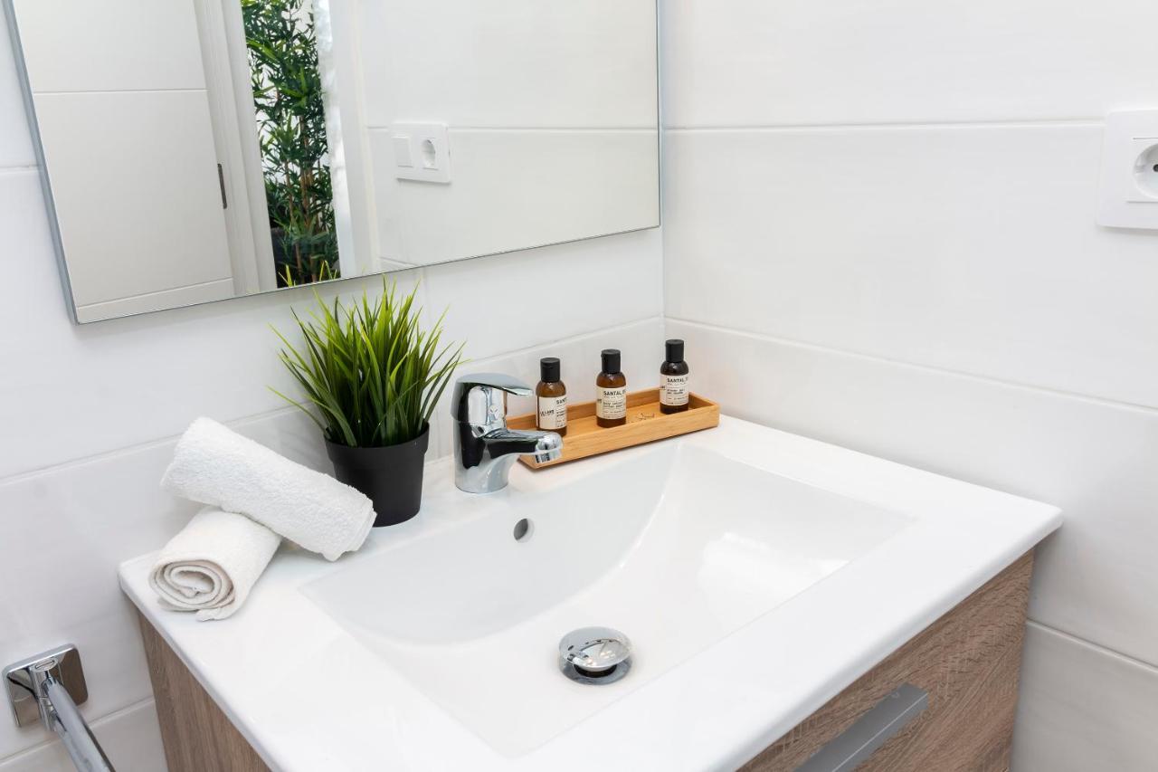 Homeforguest Modern And Recently Renovated Apartment In Arona อาโรนา ภายนอก รูปภาพ