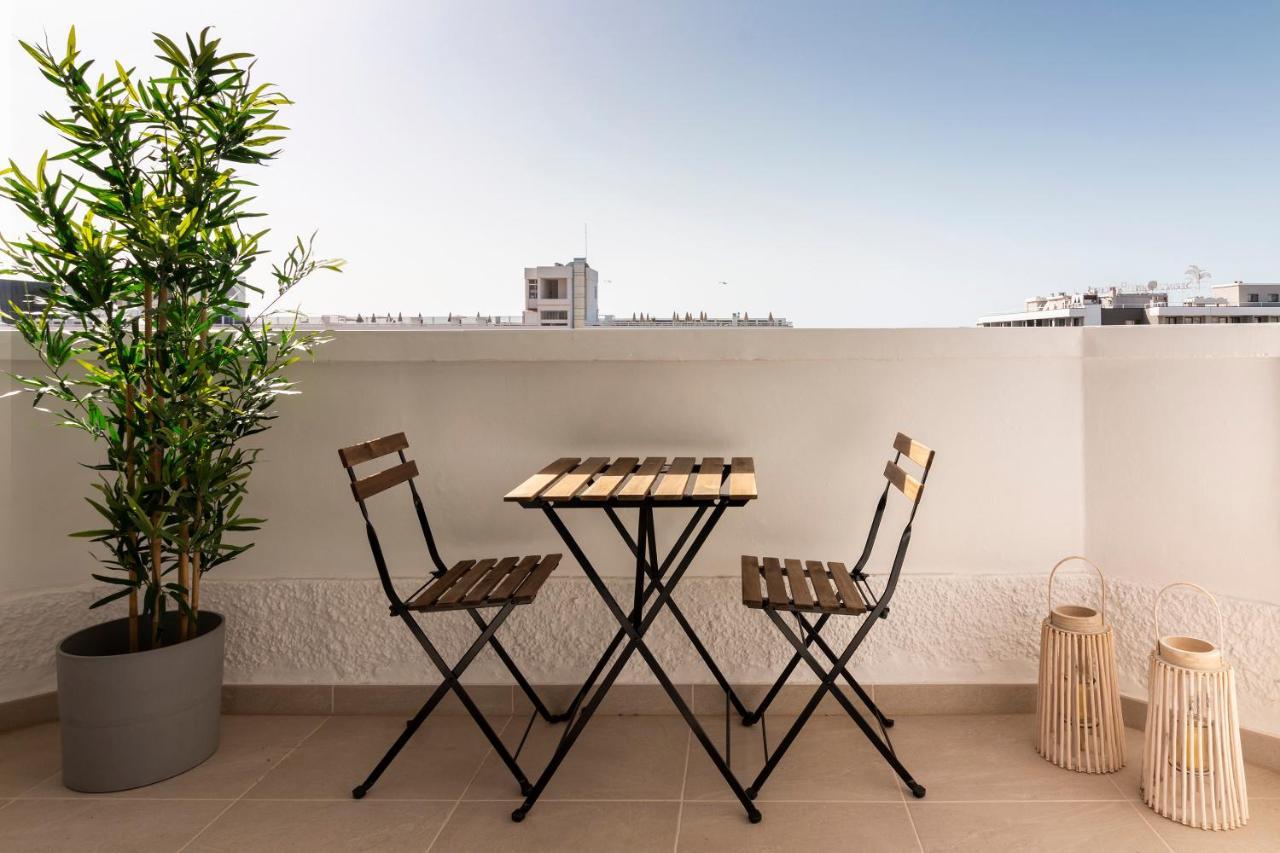 Homeforguest Modern And Recently Renovated Apartment In Arona อาโรนา ภายนอก รูปภาพ