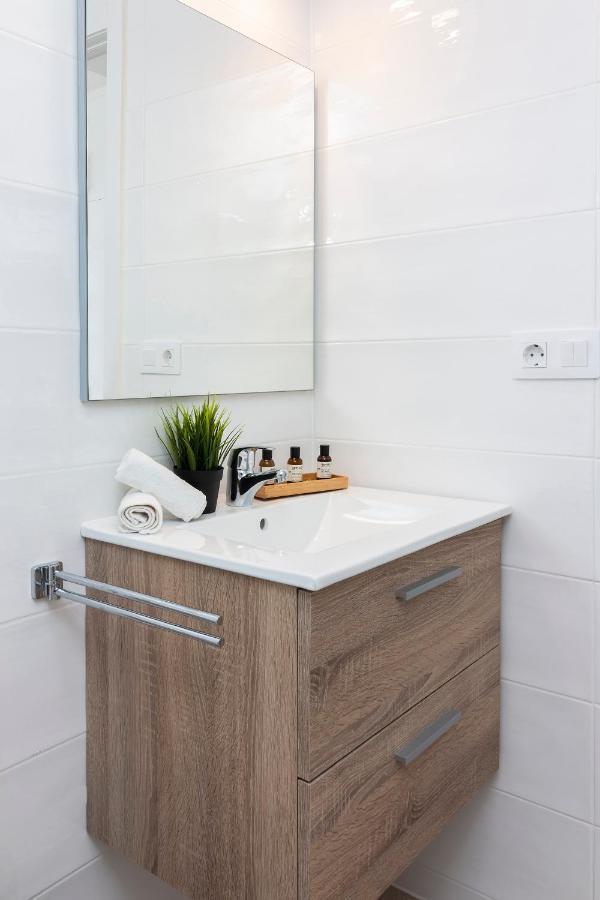 Homeforguest Modern And Recently Renovated Apartment In Arona อาโรนา ภายนอก รูปภาพ