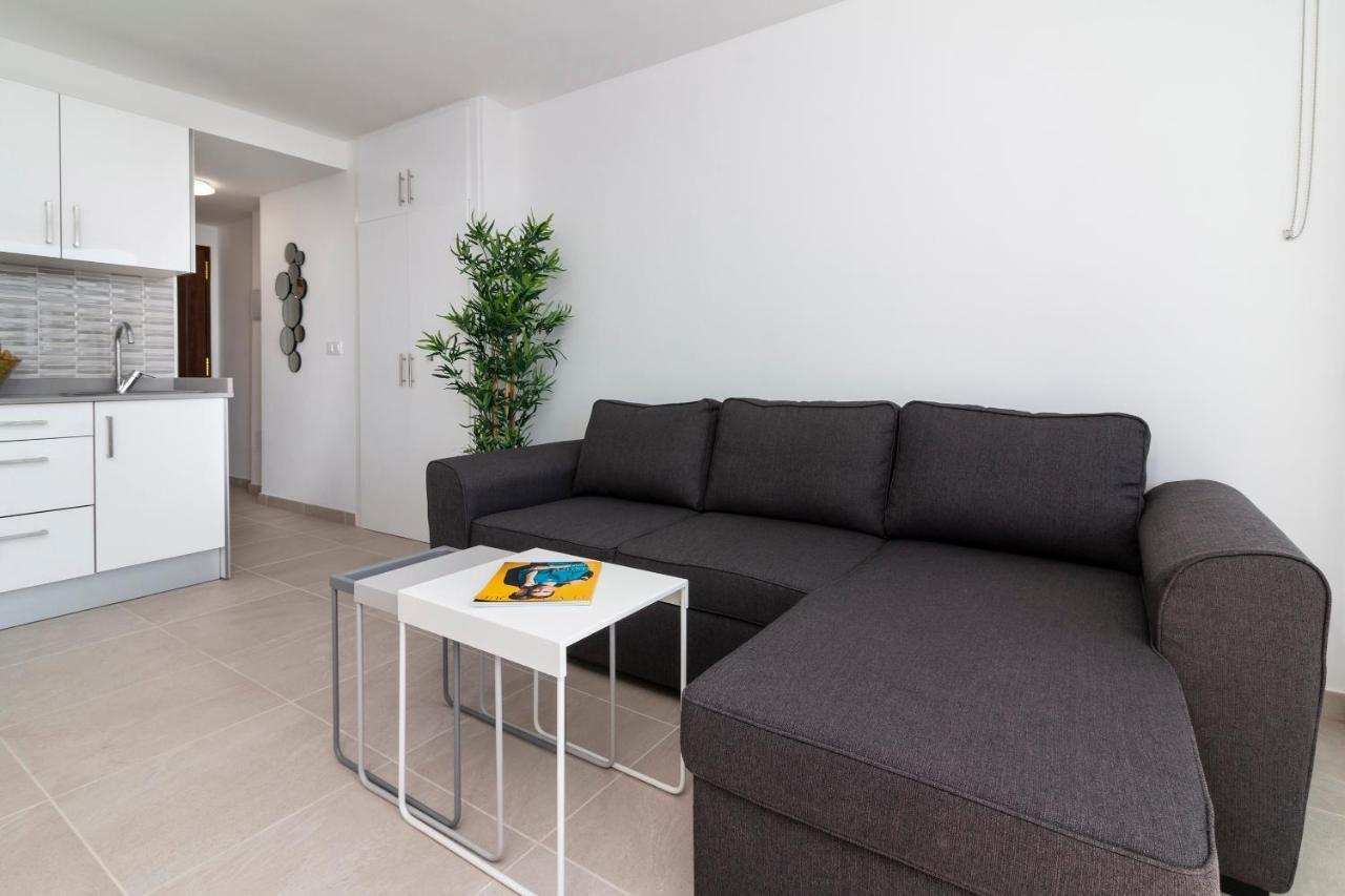 Homeforguest Modern And Recently Renovated Apartment In Arona อาโรนา ภายนอก รูปภาพ