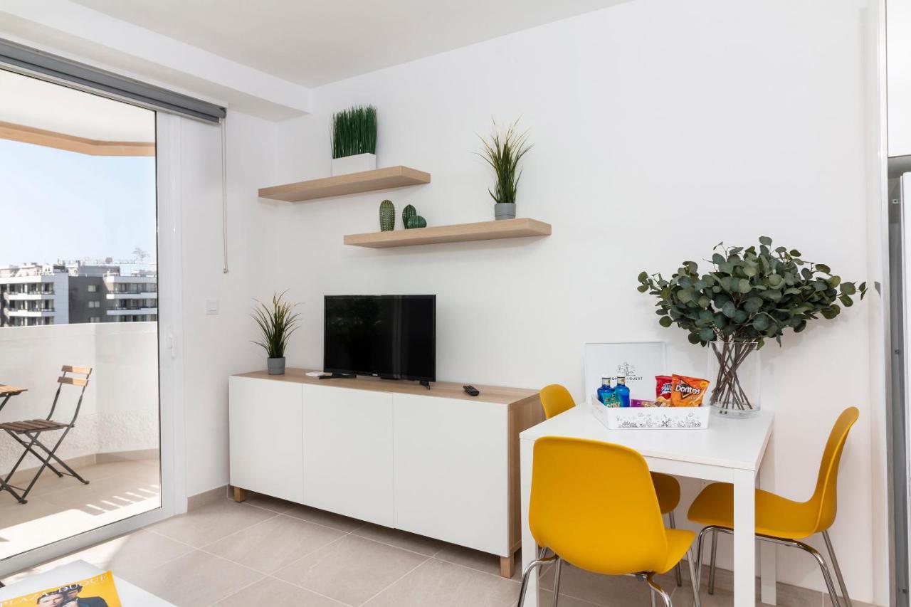 Homeforguest Modern And Recently Renovated Apartment In Arona อาโรนา ภายนอก รูปภาพ