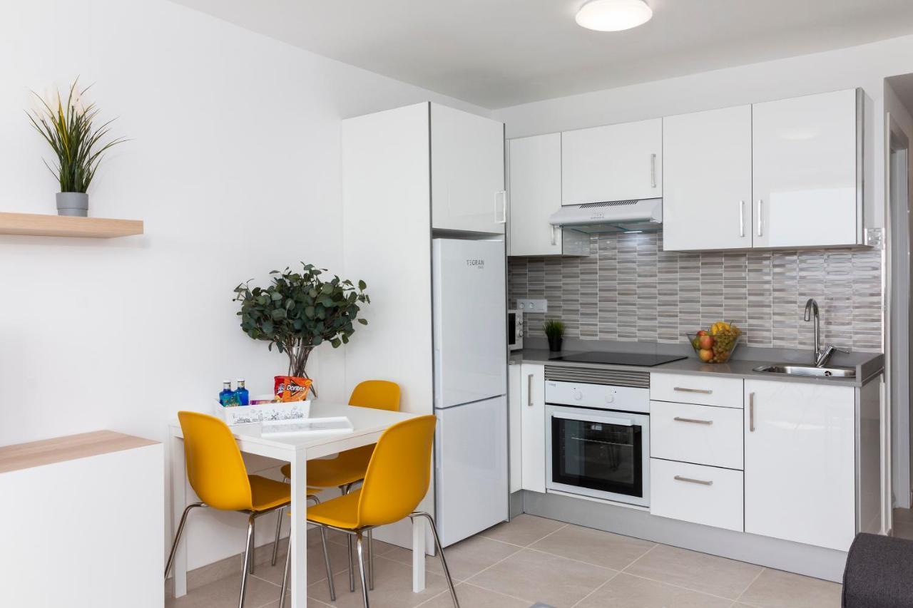 Homeforguest Modern And Recently Renovated Apartment In Arona อาโรนา ภายนอก รูปภาพ