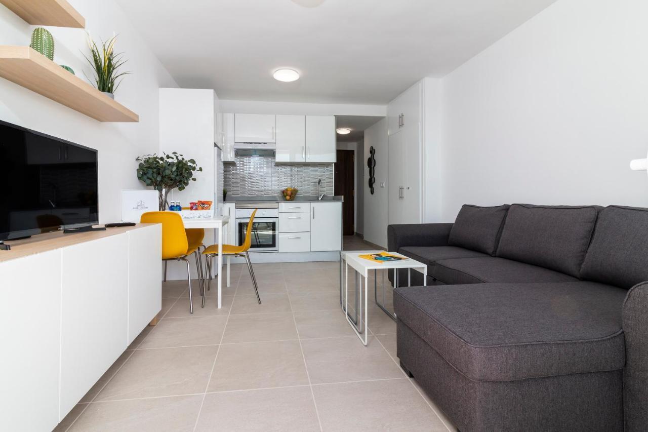 Homeforguest Modern And Recently Renovated Apartment In Arona อาโรนา ภายนอก รูปภาพ