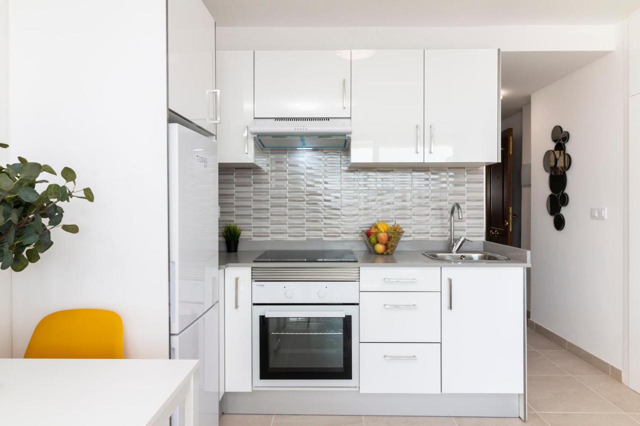 Homeforguest Modern And Recently Renovated Apartment In Arona อาโรนา ภายนอก รูปภาพ